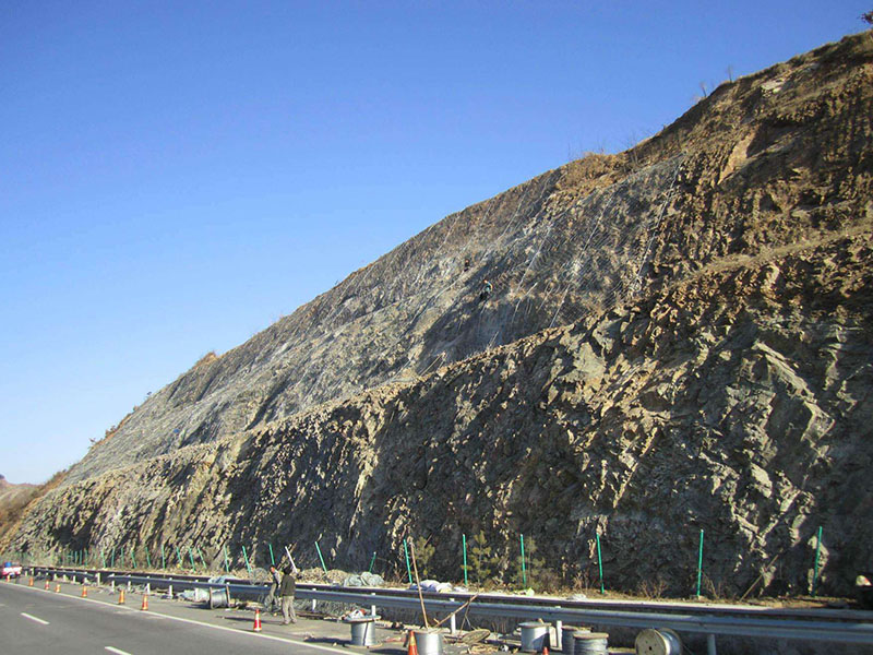 新疆新增五条高速公路已正式通车并安装边坡防护网